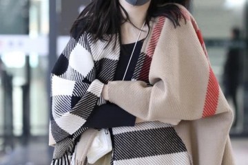 金晨现身机场格子围巾配开叉裙冬季还光腿莫非不怕冷