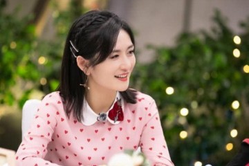 谢娜粉底厚成墙十级滤镜难掩手和脸的色差38岁真的老了吗