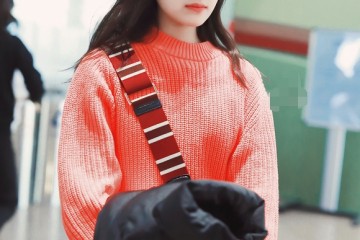 李兰迪穿粉色毛衣牛仔九分裤装扮时髦休闲行走间少女感十足
